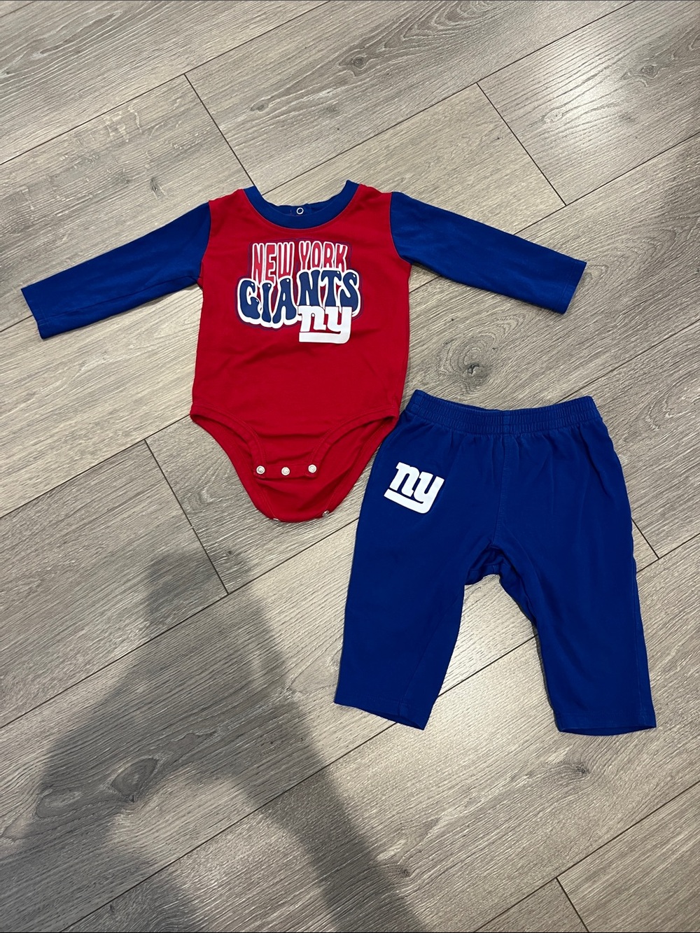 New York Giants Infant Two-Piece Set - 12 months could fit 9-12 months